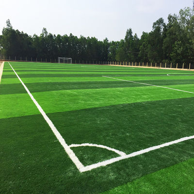 よい価格 サッカー競技場のための総合的な人工的なフットボール競技場の擬似草のPE PP材料 オンラインで