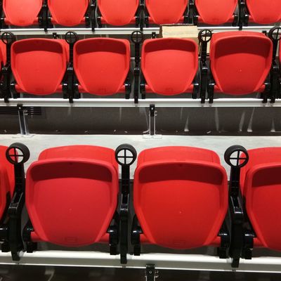 腕のPEのHDPE材料が付いている固定競技場のスポーツの座席の上の先端
