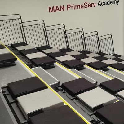 よい価格 コンサート ホールのための引き込み式の望遠鏡の体育館の観覧席の後部折りたたみ オンラインで
