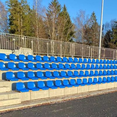 フットボール スタジアムは背部サポートが付いている観覧席のためのプラスチック競技場の座席競技場の座席の議長を務める
