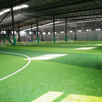 よい価格 学校裁判所に使用する45mmの草の山の高さのサッカーの合成物質の人工的な草 オンラインで