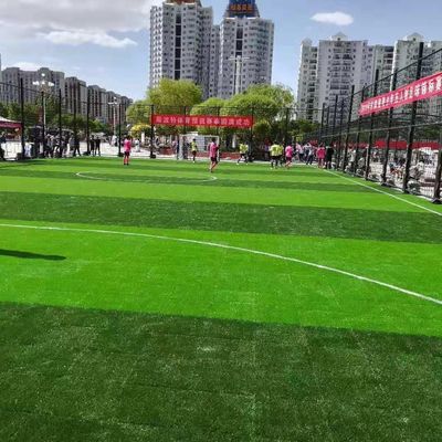よい価格 サッカーの学校の訓練のためのPE PPの物質的で総合的な人工的な草 オンラインで