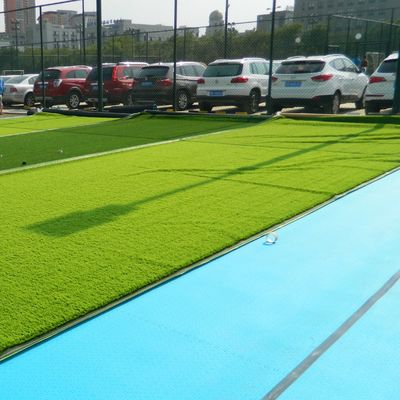 よい価格 サッカー競技場のための床タイルのEcoの友好的な非有毒吸収する人工的な草の衝撃 オンラインで