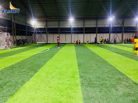 ロール フットボールの人工的な草、深緑色のサッカー競技場の総合的な草1本あたりの25mの× 4m
