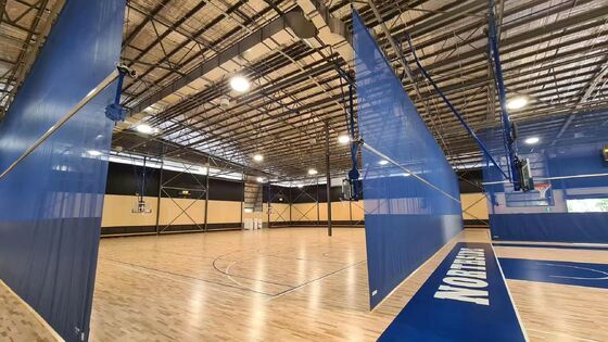 よい価格 屋内スポーツ用高強度生地とカスタマイズ可能な色を備えた自動電動制御システム仕切りカーテン オンラインで